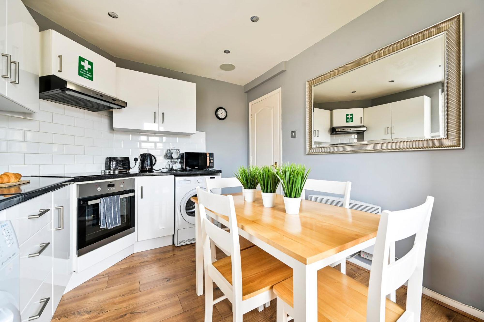 Апартаменты Cosy 1-Bed E15, Sleeps 4, 1 Min From Tube Station Near O2 Arena Лондон Экстерьер фото