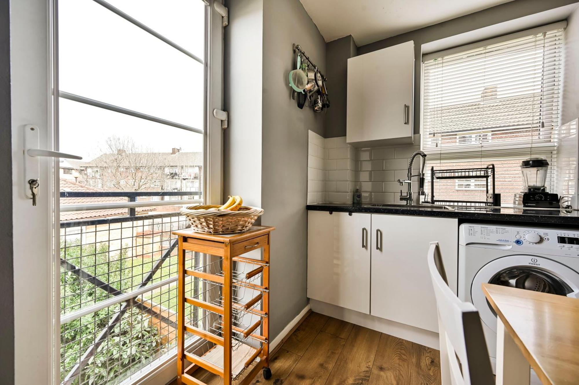 Апартаменты Cosy 1-Bed E15, Sleeps 4, 1 Min From Tube Station Near O2 Arena Лондон Экстерьер фото