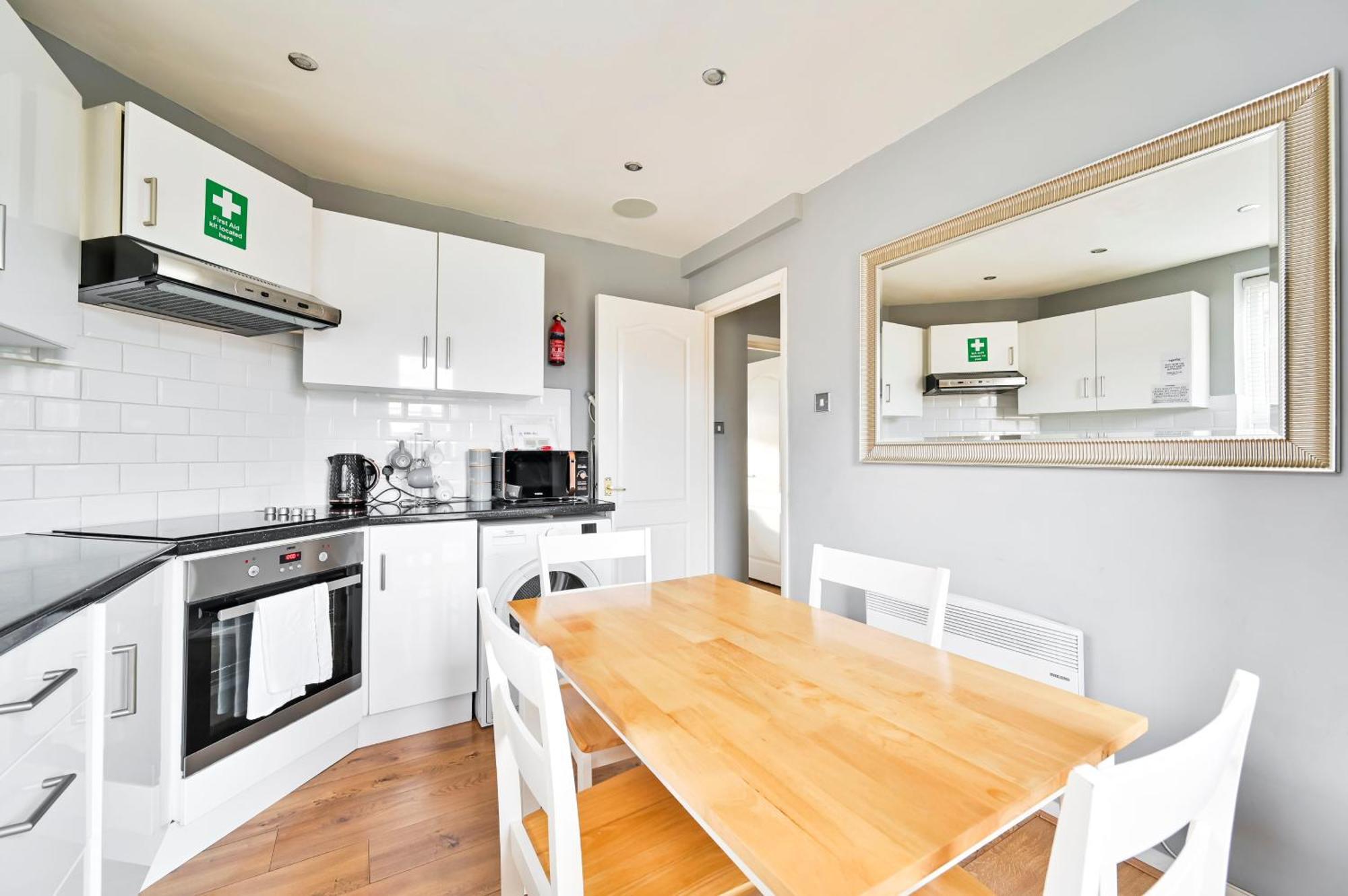 Апартаменты Cosy 1-Bed E15, Sleeps 4, 1 Min From Tube Station Near O2 Arena Лондон Экстерьер фото
